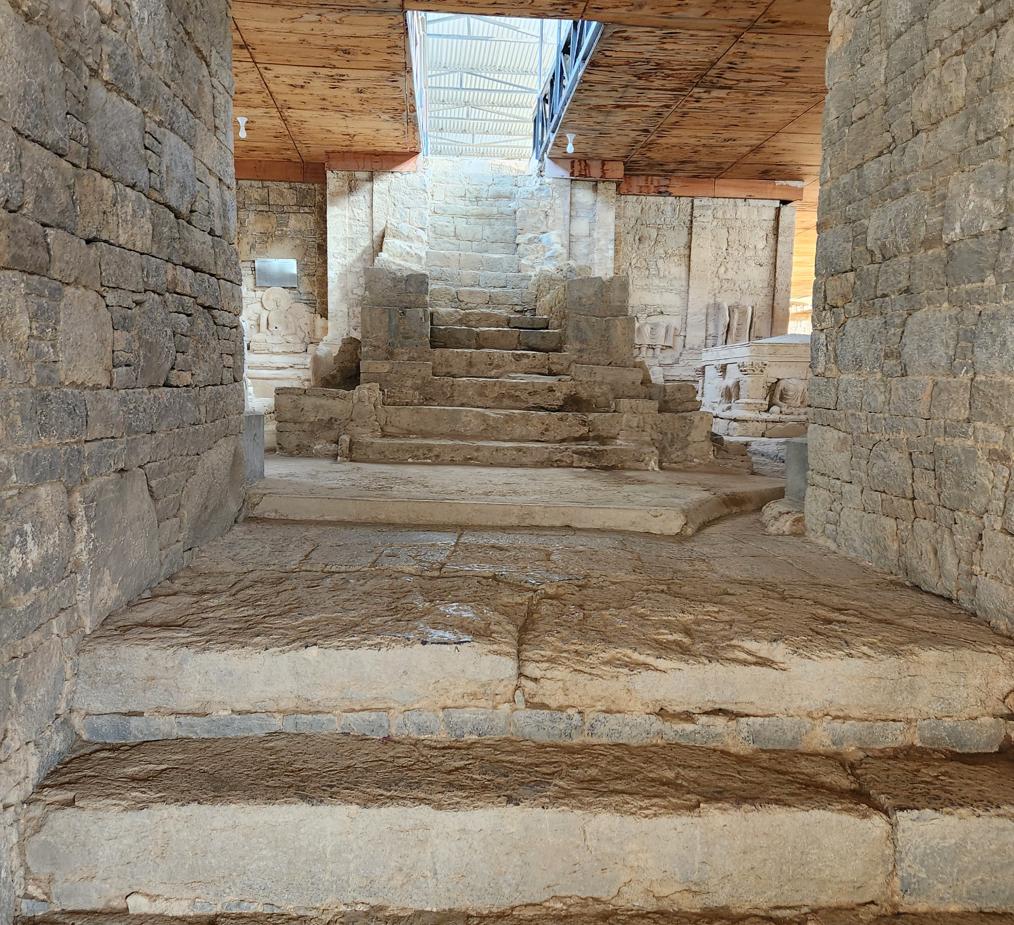 Folds of dynamic stone robes