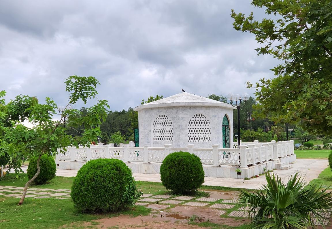 Faisal Mosque Courtyard