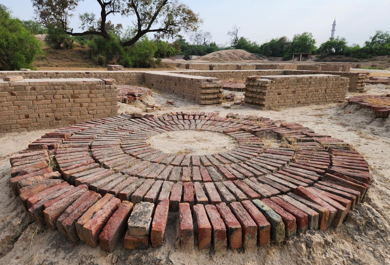 Circular platforms detailing