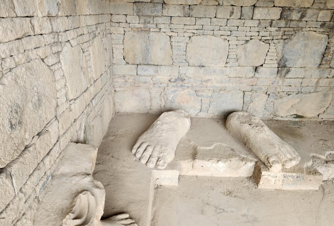 Niche statues hollows