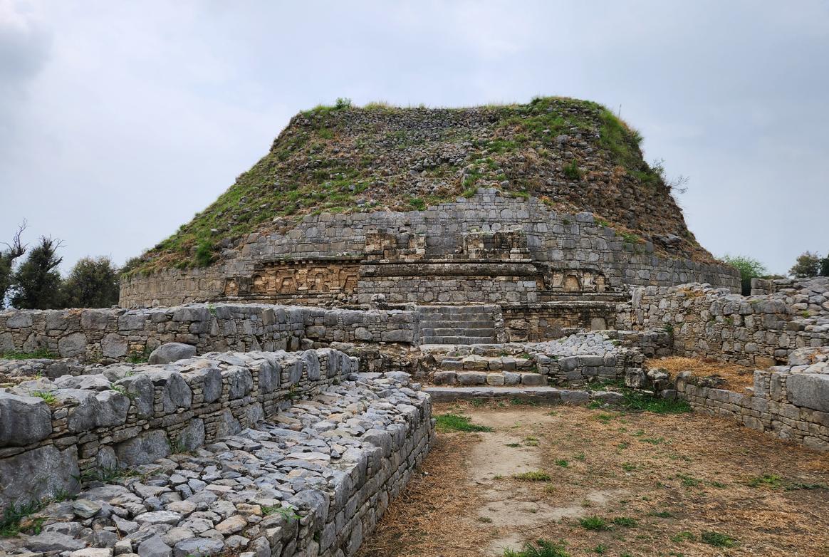 Votive stupas array