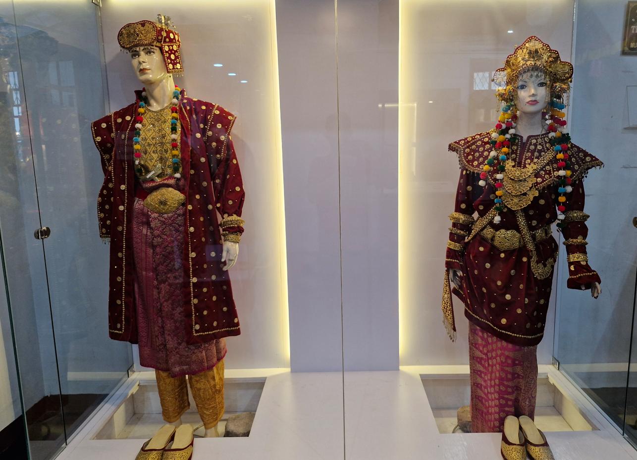 Royal accessories